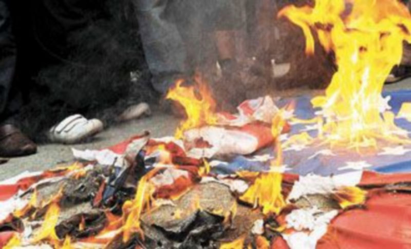 Un grupo de musulmanes radicales quema una bandera de Estados Unidos. / Efe