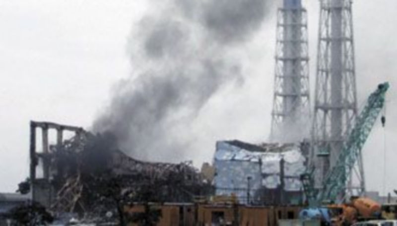 La columna de humo en el reactor 3 de la central de Fukushima se podía divisar a varios kilómetros de la planta. / Reuters