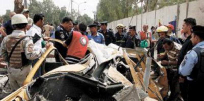 Las Fuerzas de Seguridad iraquíes inspeccionan los restos de uno de los coches-bomba frente a la delegación iraní. / Efe