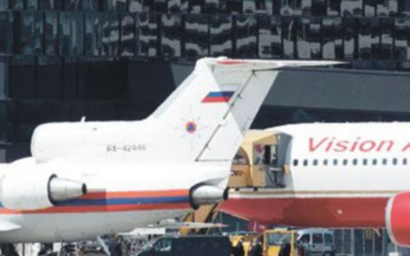 Los dos aviones se detuvieron en paralelo en el aeropuerto de Viena para que el intercambio no fuese público. / Efe