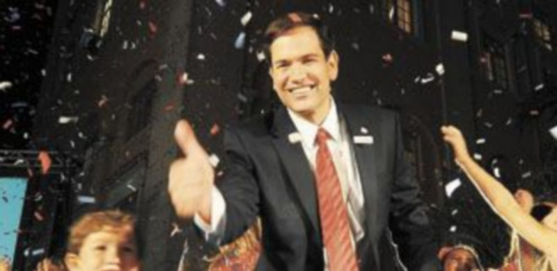 El candidato republicano Marco Rubio saluda a sus seguidores durante la celebración de la victoria. / G. de Cárdenas (Efe)