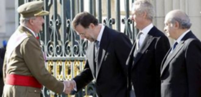 El Rey y Rajoy se saludan antes de pasar revista a las tropas. / REUTERS