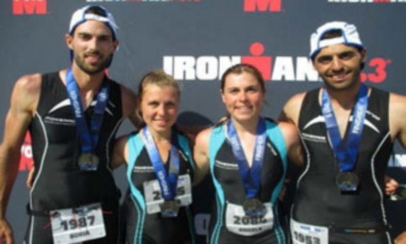 Antonio de Lucas (izq.) junto a sus compañeros del Ironman. / E. A.
