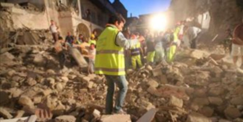 Miembros de un equipo de rescate continúan buscando entre los escombros de un edificio en Afragola