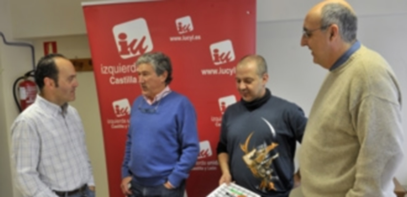 José Ángel Frías (i.) presentó hoy la campaña junto al concejal Luis Peñalosa (2.i) y otros miembros del partido./ KAMARERO