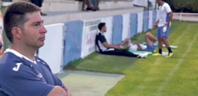 Javier Jadraque dirigió a sus jugadores en el partido de entrenamiento ante el juvenil de la Gimnástica Segoviana. / B. Martín