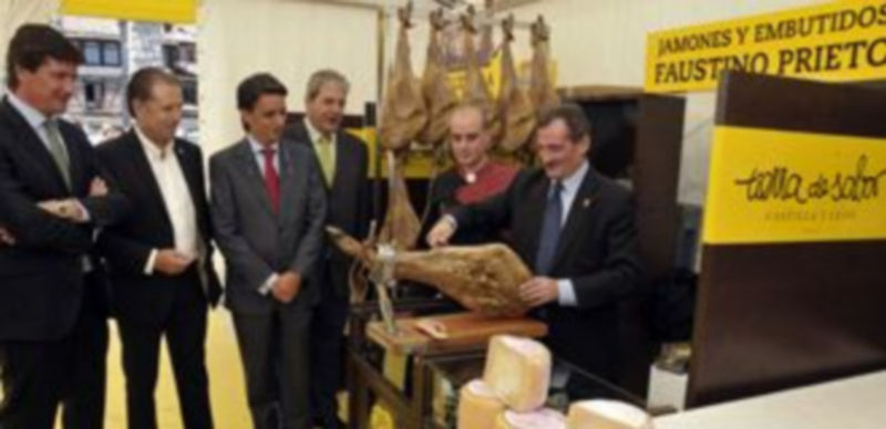 Abierta la primera feria del jamón en la Plaza de Artillería 1 El diputado Pablo Martín (dcha.) corta jamón en uno de los stands durante la inaguración de la Feria./ JUAN MARTÍN