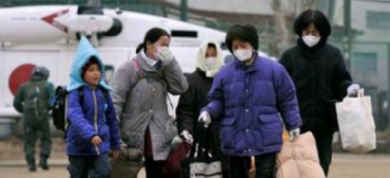 Supervivientes del tsunami son evacuados en helicóptero hasta Kesennuma./ EFE