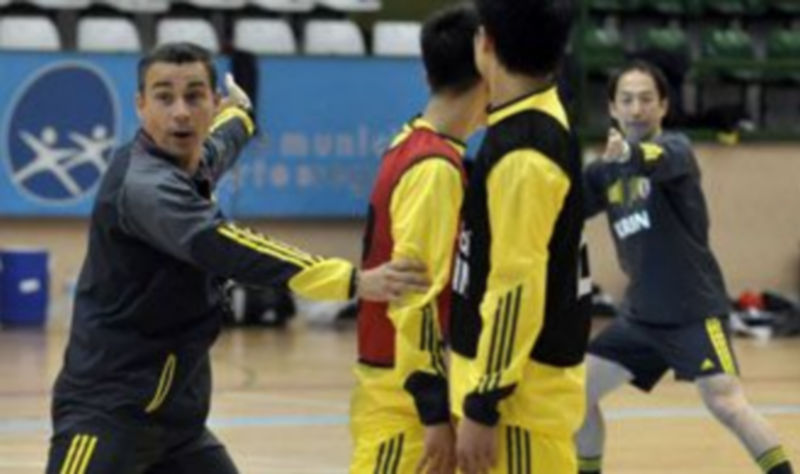 Un momento del entrenamiento que realizó la selección de Japón en el pabellón Pedro Delgado a las órdenes de Miguel Rodrigo. / Juan Martín