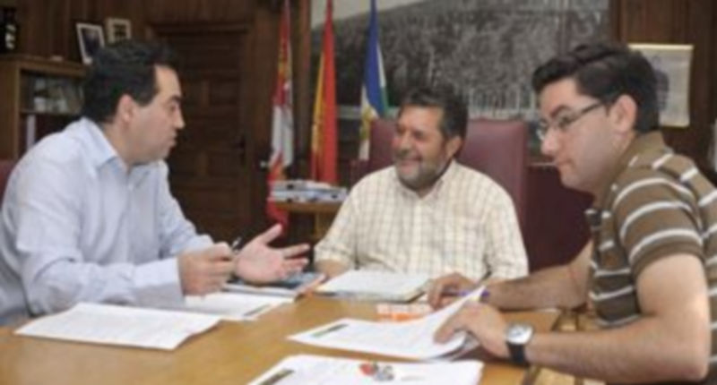 Javier Martínez (izq) junto al alcalde de El Espinar (cen) y el concejal de Deportes de la localidad./ El Adelantado