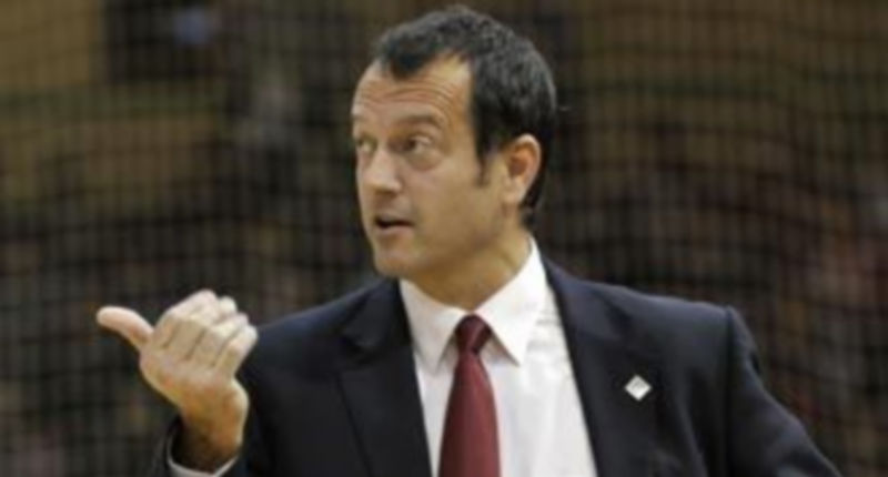 Jesús Velasco realiza un gesto desde la banda