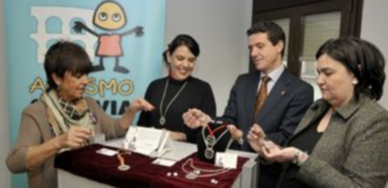 Los ediles y las responsables de la campaña observan algunas de las joyas./ALBERTO BENAVENTE