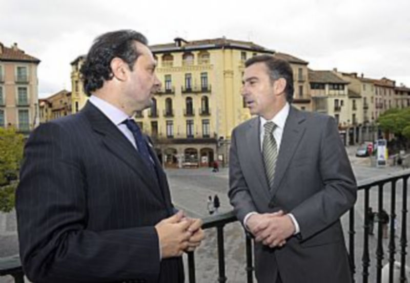 LuIs María Beamonte y Pedro Arahuetes conversan en un descanso de la asamblea./JUAN MARTÍN