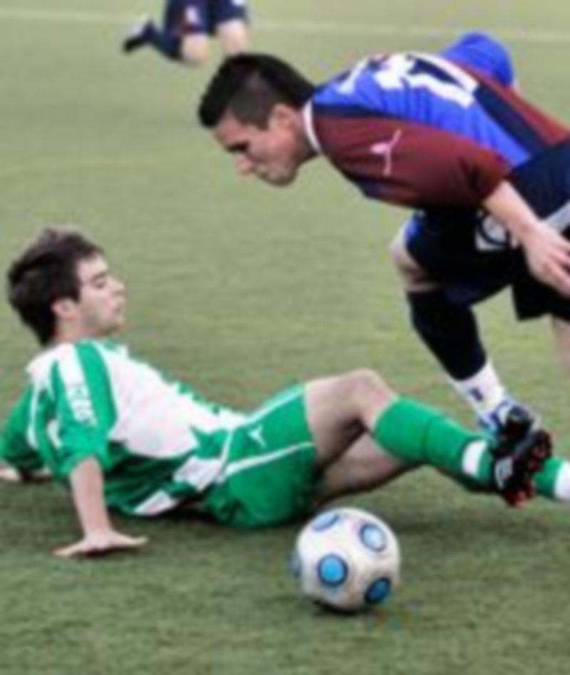 Un jugador gimnástico intenta mantener el equilibrio ante la entrada de un rival. /K.