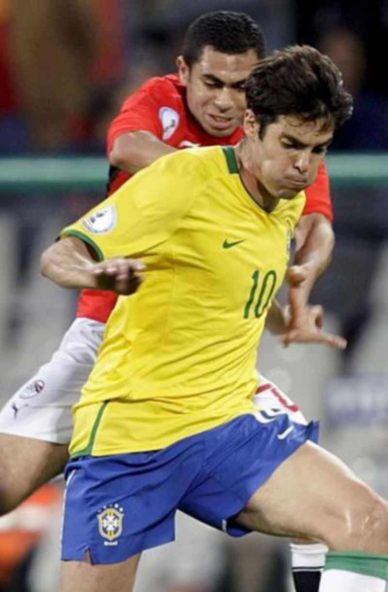 Kaká conduce el balón ante el mediocentro egipcio Ahmed Fathi durante el partido que han disputado ambas selecciones esta tarde en el Free State Stadium de Bloemfonteim