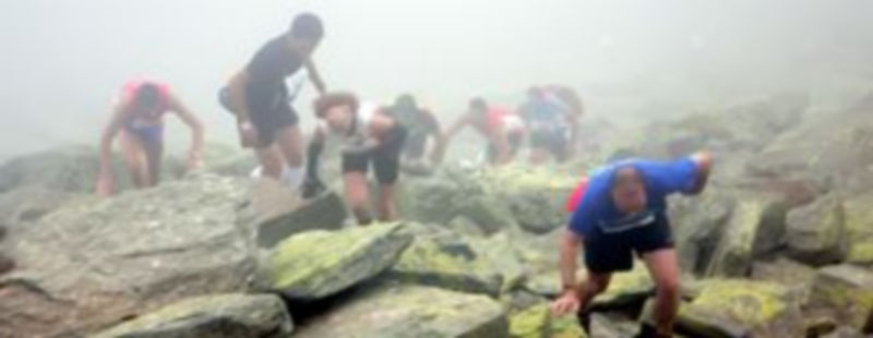 La niebla en los últimos metros de la ascensión añadió un punto de dificultad a una prueba siempre exigente como es el Kilómetro Vertical./ El Adelantado