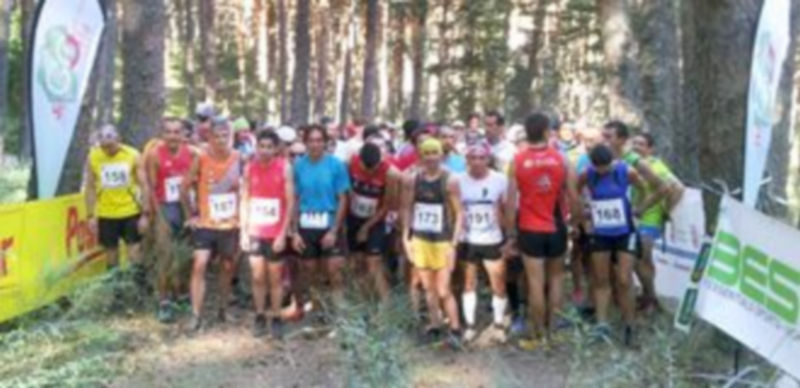 Los corredores del kilómetro Vertical Peñalara posan en la salida de la prueba