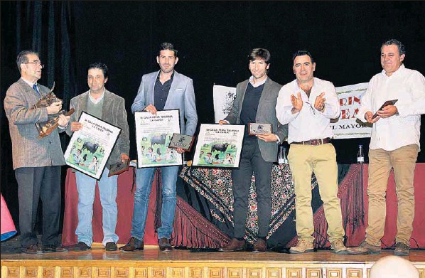 / MARÍA JESÚS PÉREZ Los galardonados en la 27 gala anual de la peña ‘La Capea’, con los diferentes obsequios que recibieron. / MARÍA JESÚS PÉREZ