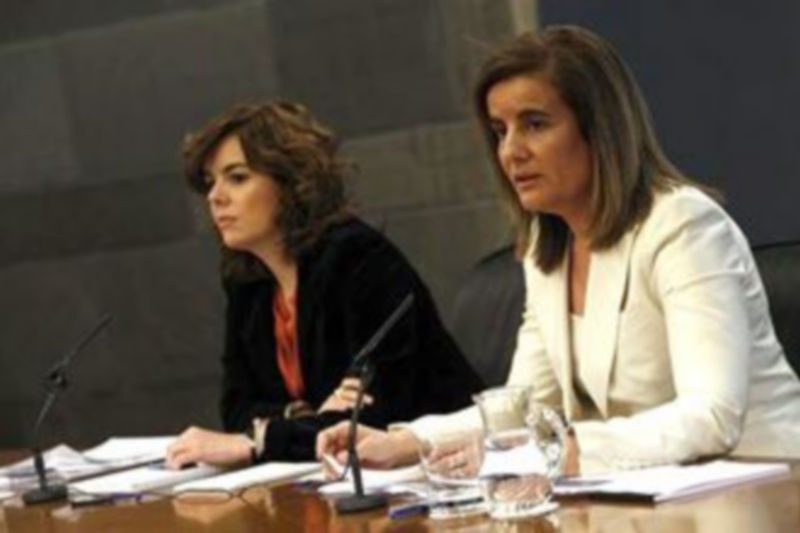 La vicepresidenta (izq.) y la ministra de Trabajo (dcha.) ./ EUROPA PRESS