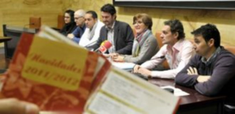 Autoridades y colectivos de La Granja presentaron la programación. / A. BENAVENTE