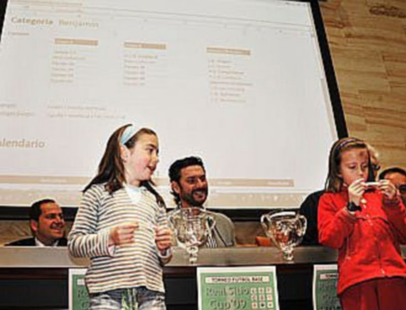 Las dos niñas encargadas de sacar las papeletas de las copas