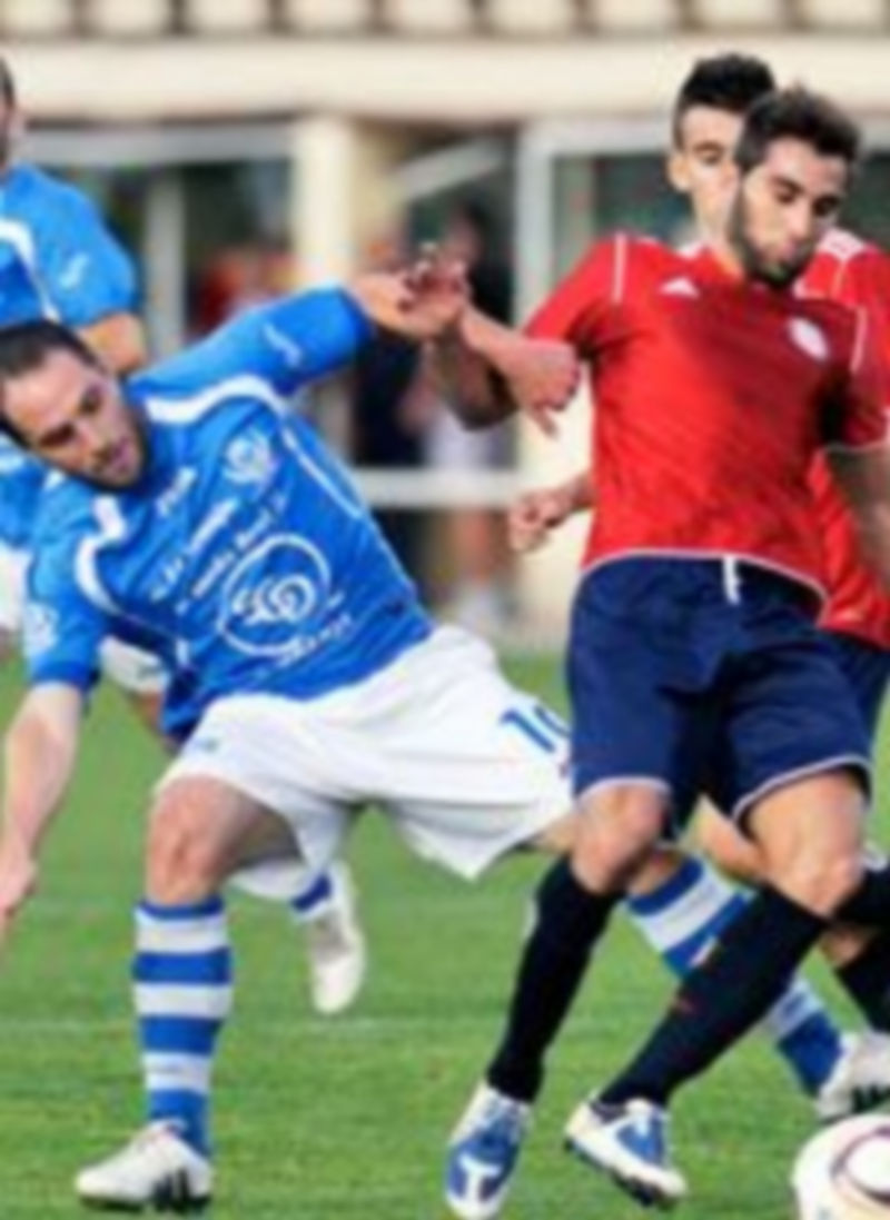 Iván Yubero y un jugador del Ávila pugnan por el balón. / Kamarero