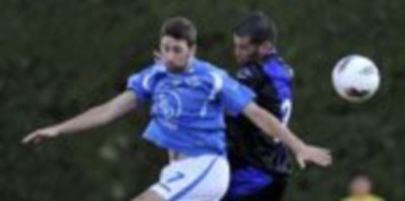 El jugador granjeño Mario saltando sobre un rival durante un partido de esta pretemporada. / Juan Martín