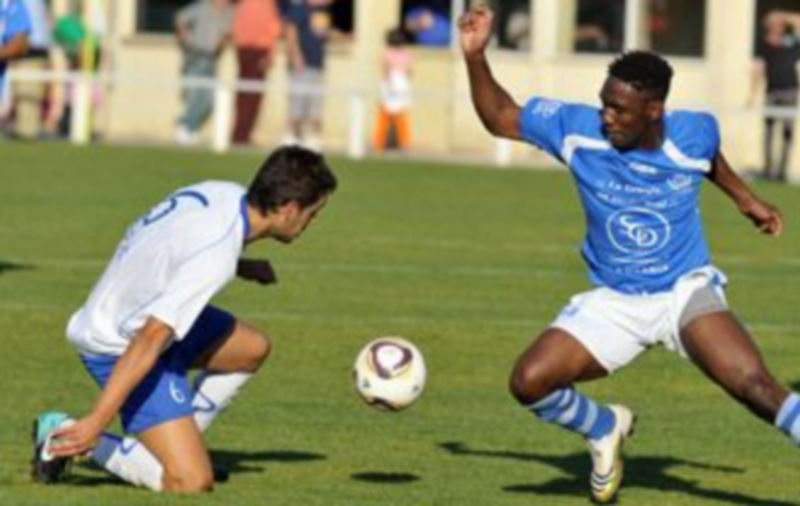 El granjeño Guy (derecha) se frena para intentar alcanzar un balón ante Abel