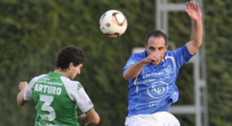 El granjeño Iván Yubero salta a por el balón junto a Arturo