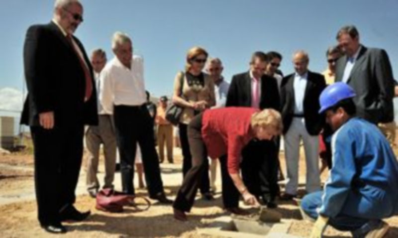 Imagen de la colocación de la primera piedra. / KAMARERO