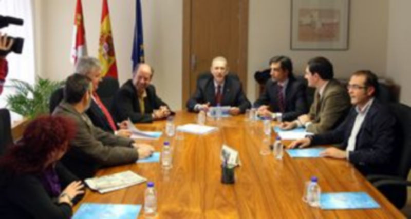 Los componentes de la Plataforma Pro Lanzaderas firman el documento definitivo que se enviará al ministro de Fomento