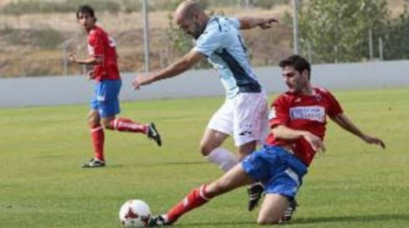 Un jugador del Numancia B le arrebata el balón al gimnástico Ricardo