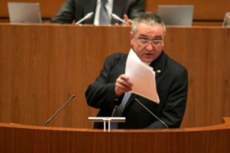 Intervención del procurador popular Óscar Reguera en el Pleno de las Cortes./ ICAL