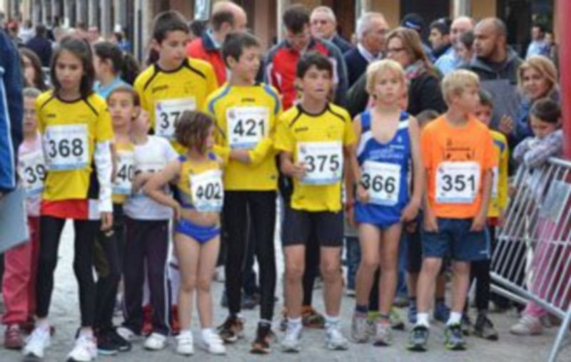 Participantes de una carrera de las leguas populares a su paso por Turégano