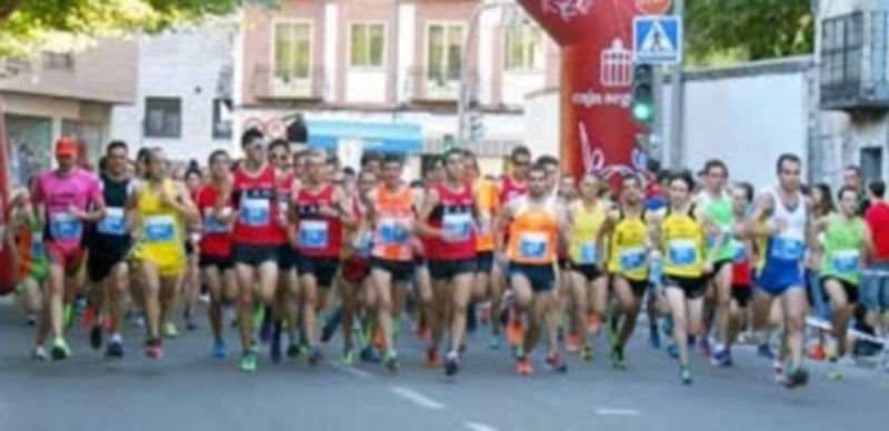 Un momento de la salida de la carrera para mayores celebrada en la villa de Cuéllar en la tarde del pasado sábado. / El Adelantado