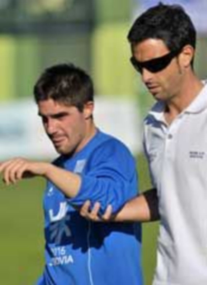 El técnico Quique de Diego (derecha) cumplirá dos partidos de sanción. / K.