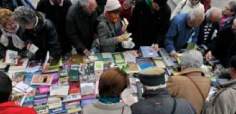 Un momento de la cadena de intercambio de libros