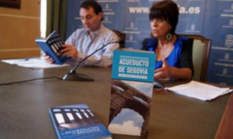 De Santos presentó la publicación en sede municipal./EL ADELANTADO