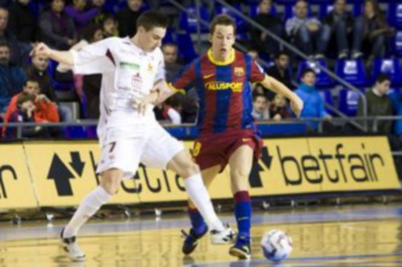 Antoñito intenta arrebatarle el balón de los pies a Lin durante un partido anterior entre el FC Barcelona Alusport y el Caja Segovia en el Palau Blaugrana. / LNFS.