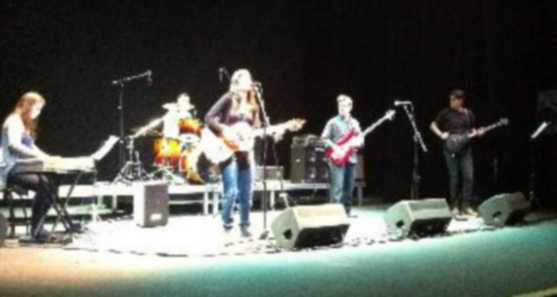 Los grupos Acróbata y Línea 13 cerraron el ciclo de actuaciones de la fase final del concurso en el Teatro Juan Bravo./ El Adelantado