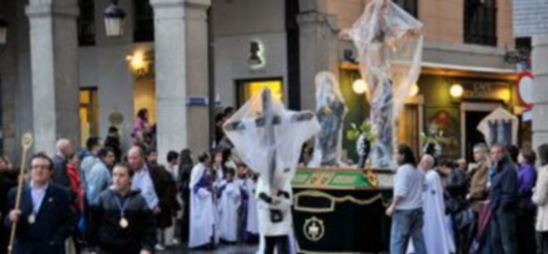 La cofradía de San José cubrió con plásticos sus imágenes./KAMARERO