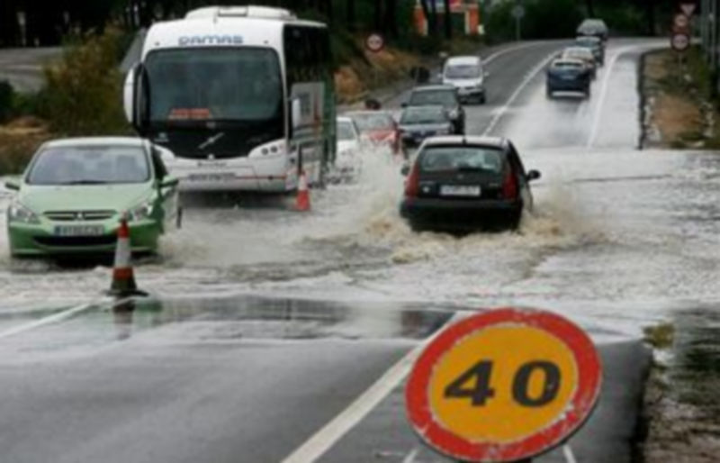 Varios vehículos circulan con precaución por la A-497