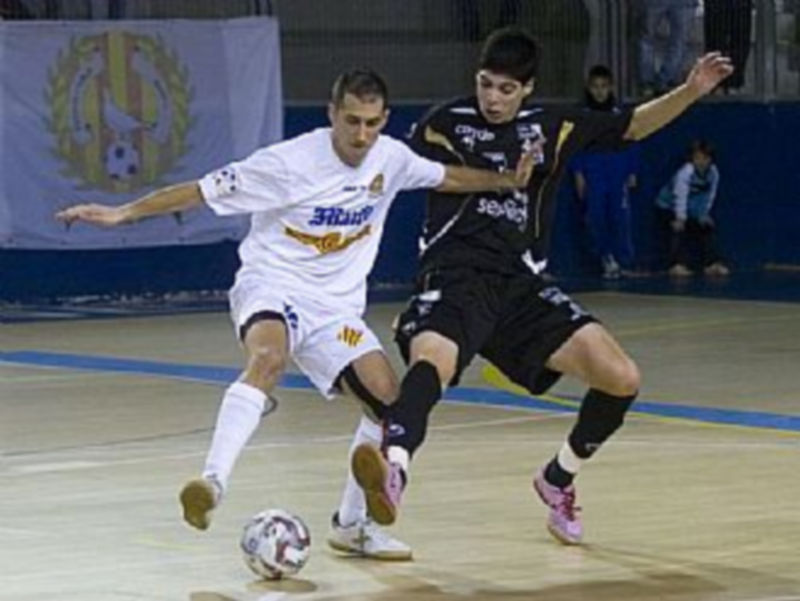Matías presiona a Héctor durante un momento del encuentro disputado ayer en la cancha del Marfil Santa Coloma. /LNFS