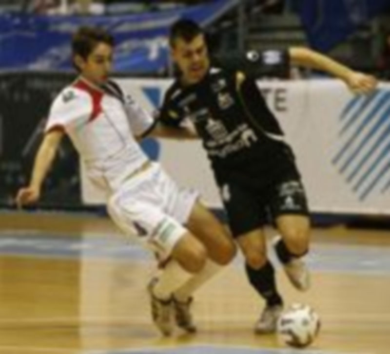 Sergio Lozano recibe la entrada de un contrario en un momento del encuentro jugado en Santiago. / Lnfs