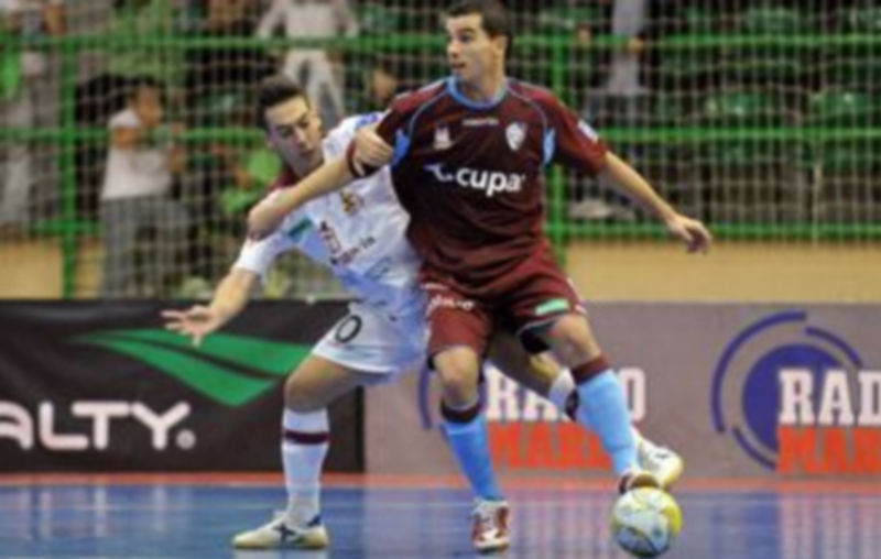 Sergio González intenta arrebatarle el balón a un jugador del Lobelle. / Juan Martín