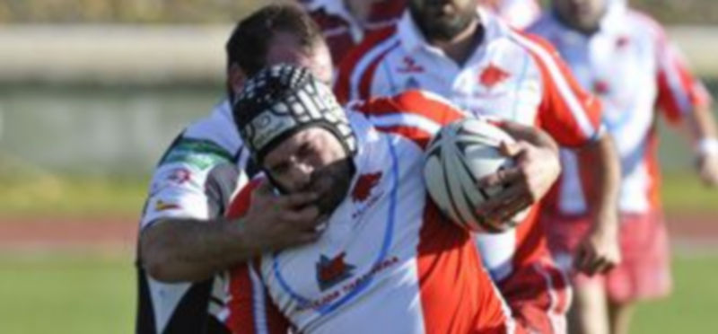 Un jugador de los Lobos intenta parar a uno del Cetransa B. / Juan Martín