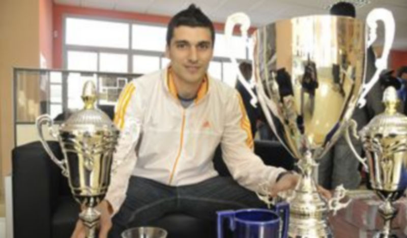 El cierre cordobés Lolo posa ante varios trofeos del Caja Segovia