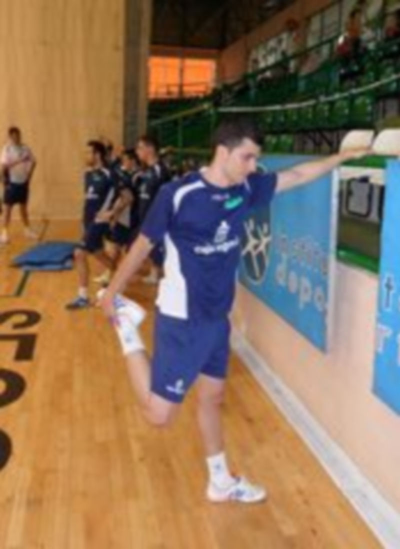 Lolo realiza unos ejercicios de estiramiento antes de comenzar el entrenamiento de ayer por la tarde. / D.L.P.