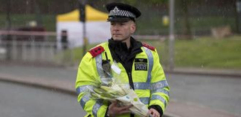 Familiares y amigos de la víctima han entregado ramos de flores a los policías que salvaguardan la zona