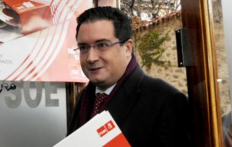 Óscar López a su llegada a la sede del PSOE en Segovia./ JUAN MARTÍN
